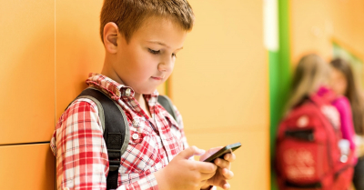 Qual é a idade ideal para dar um celular ao filho? Especialista esclarece o assunto