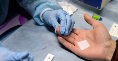 Apenas 9% da população sabe que soropositivos em tratamento não transmitem HIV