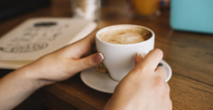 Beber café pode proteger você contra Alzheimer e Parkison, diz estudo